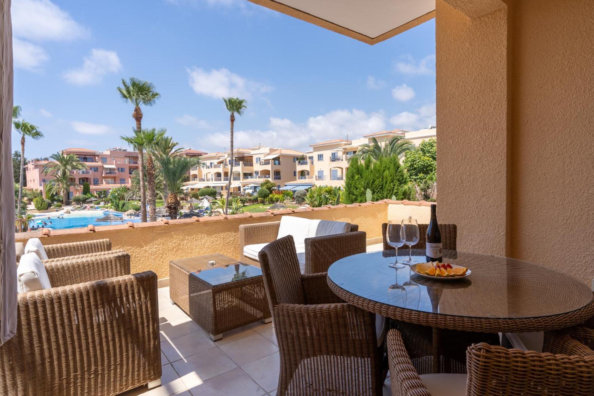 Tropical Paradise In Harbour Paphos, Central & Close To Beach Extérieur photo